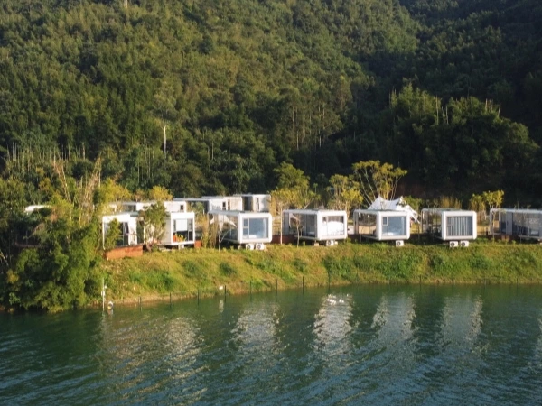 Lakeside Apple Cabin houses in Huizhou, China