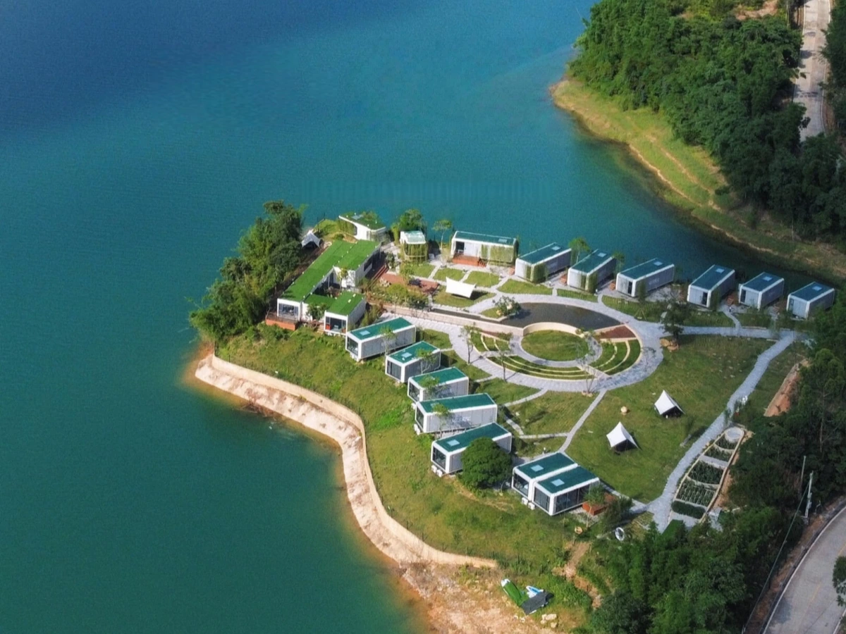 Lakeside Apple Cabin houses in Huizhou, China