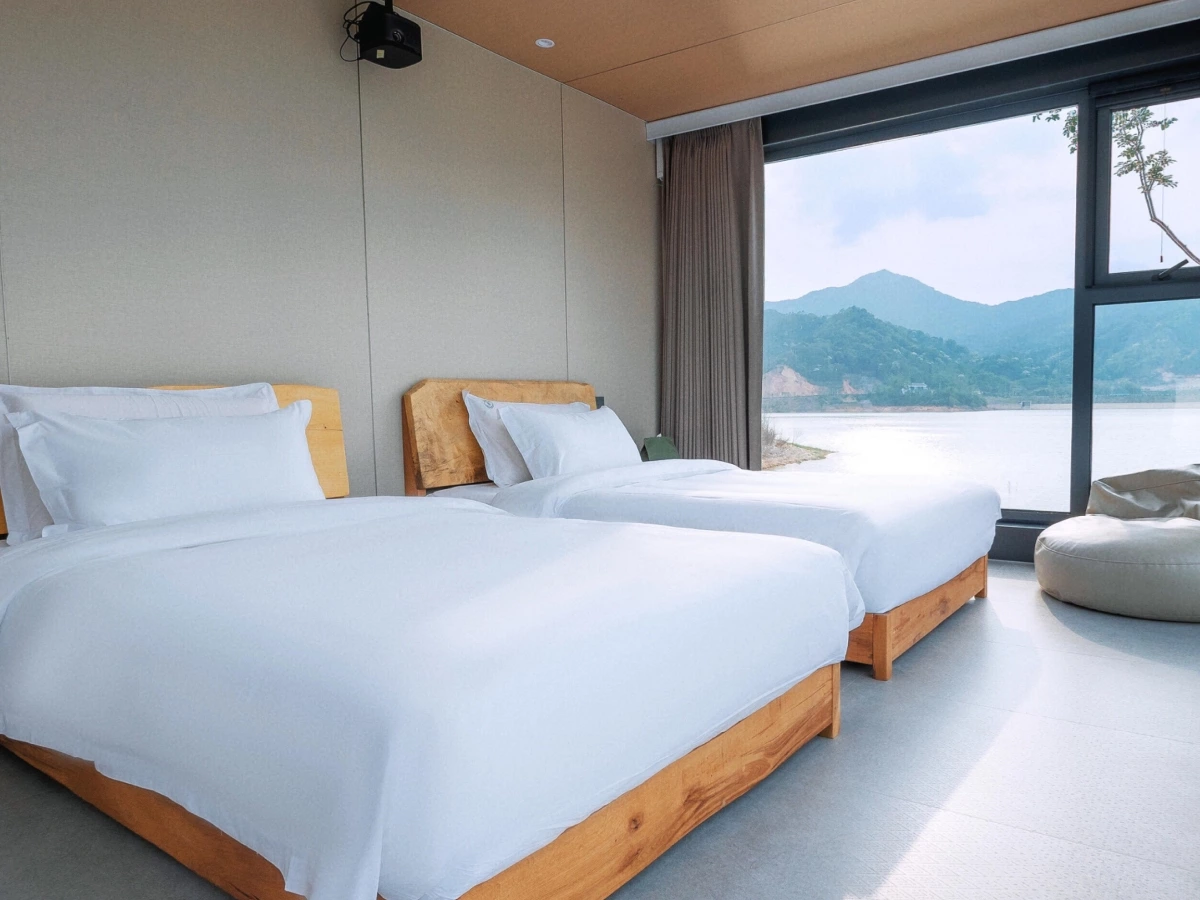 Lakeside Apple Cabin houses in Huizhou, China